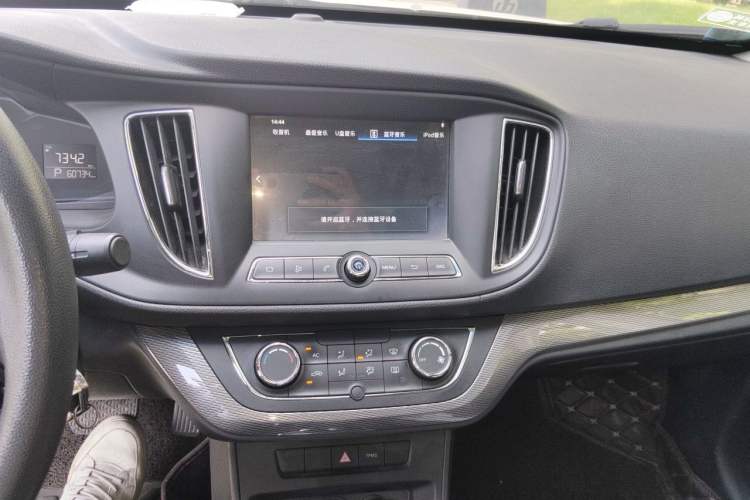 Used Roewe 360 2015 1.5L Automatic Luxury Edition Audio And AC Panel