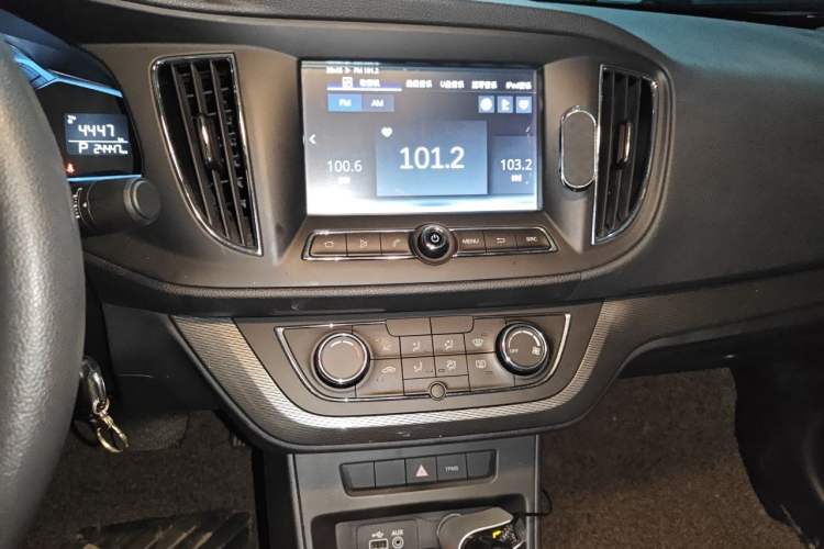 Used Roewe 360 2015 1.5L Automatic Luxury Edition Audio And AC Panel