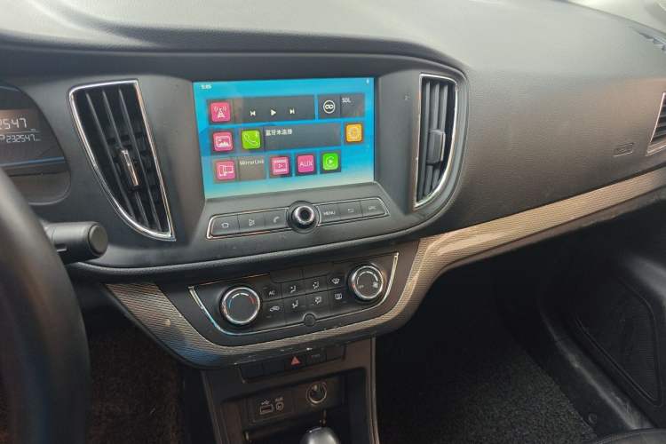 Used Roewe 360 2015 1.5L Automatic Luxury Edition Audio And AC Panel