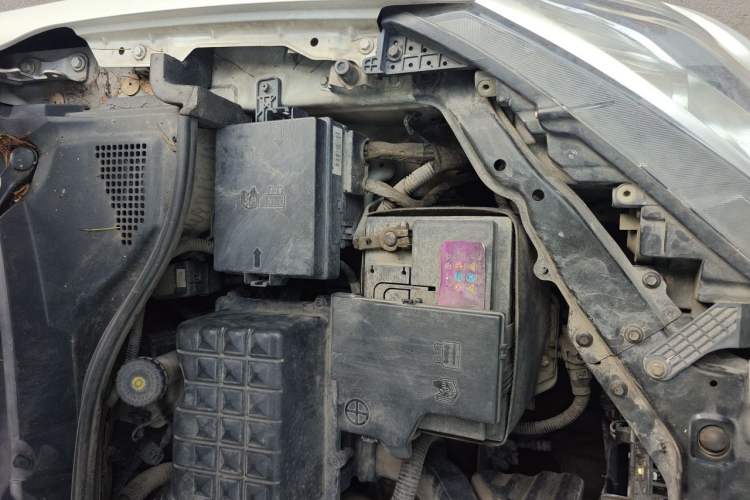 Used Roewe 360 2015 1.5L Automatic Luxury Edition Engine Bay Left