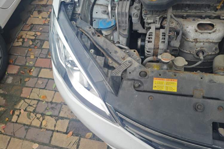 Used Roewe 360 2015 1.5L Manual Luxury Edition Engine Bay Right