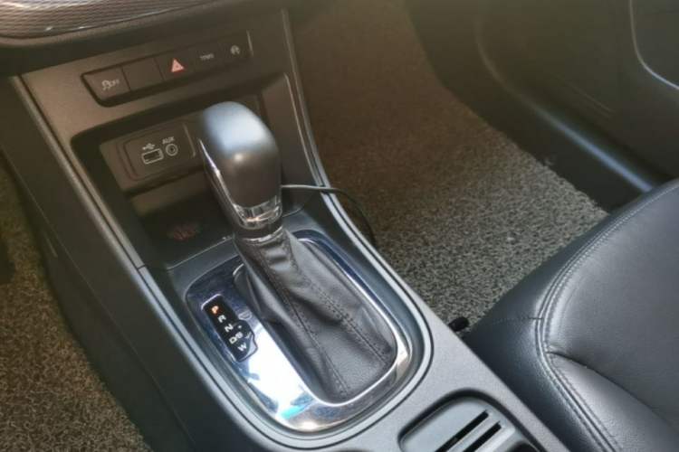 Used Roewe 360 2015 20T TST Deluxe Edition Gear Lever
