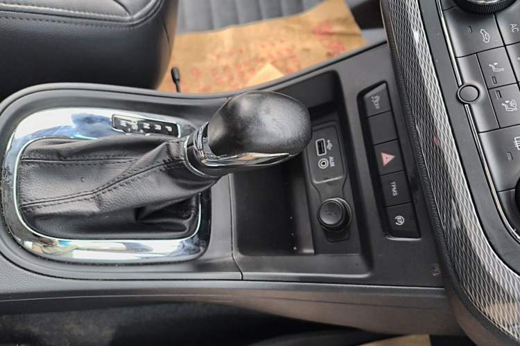 Used Roewe 360 2015 20T TST Deluxe Edition Gear Lever