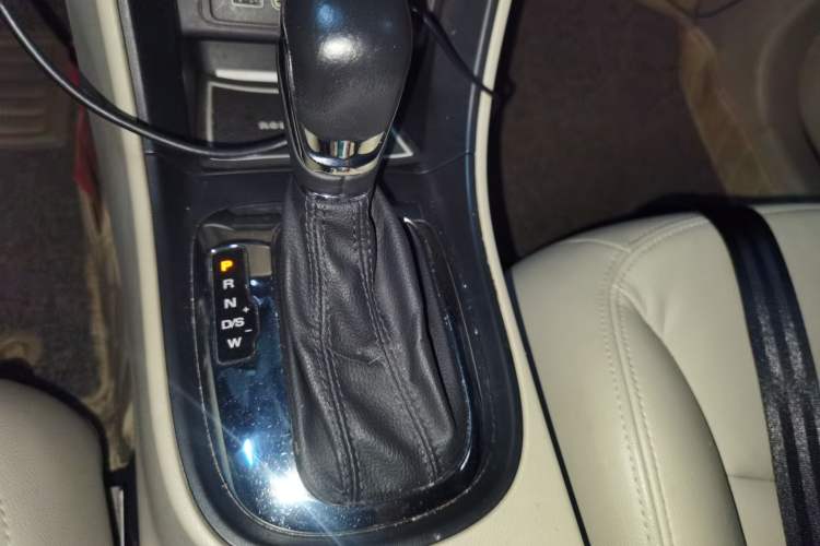 Used Roewe 360 2015 20T TST Deluxe Edition Gear Lever