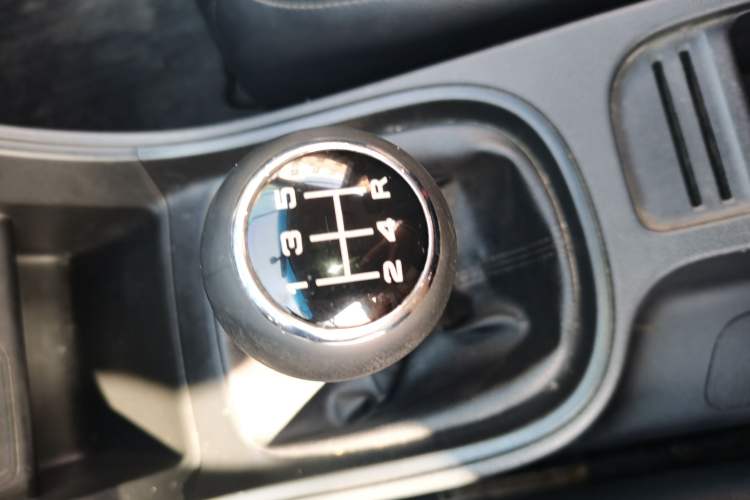 Used Roewe 360 2015 1.5L Manual Luxury Edition Gear Lever