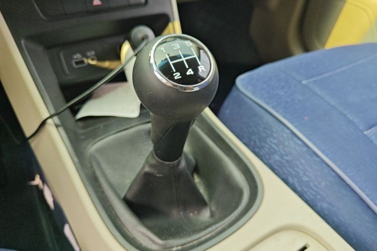 Used Roewe 360 2015 1.5L Manual Luxury Edition Gear Lever