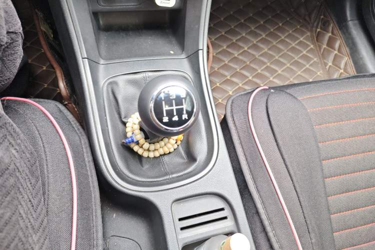 Used Roewe 360 2015 1.5L Manual Luxury Edition Gear Lever