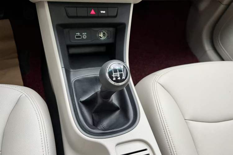 Used Roewe 360 2015 1.5L Manual Luxury Edition Gear Lever