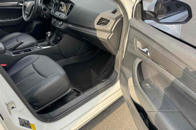 Used Roewe 360 2015 1.5L Automatic Luxury Edition Interior 11