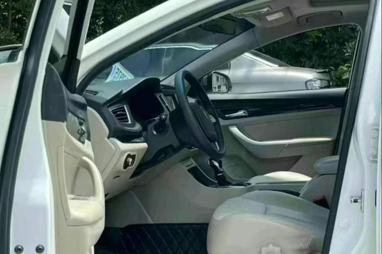 Used Roewe 360 2015 1.5L Automatic Luxury Edition Interior 2