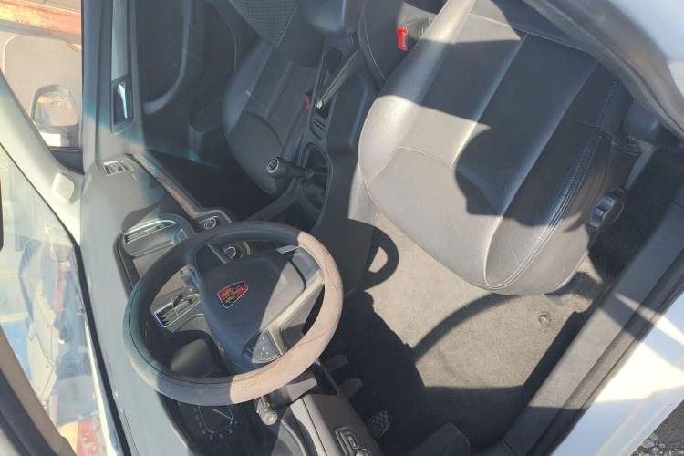 Used Roewe 360 2015 1.5L Manual Luxury Edition Interior 2