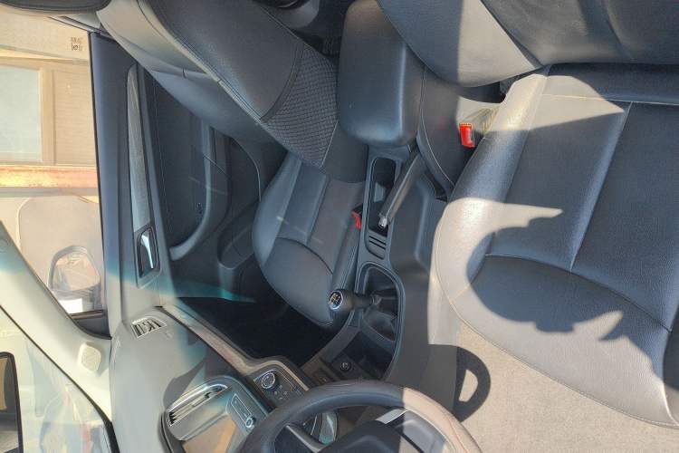 Used Roewe 360 2015 1.5L Manual Luxury Edition Interior 3