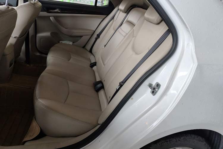Used Roewe 360 2015 1.5L Automatic Luxury Edition Interior 4