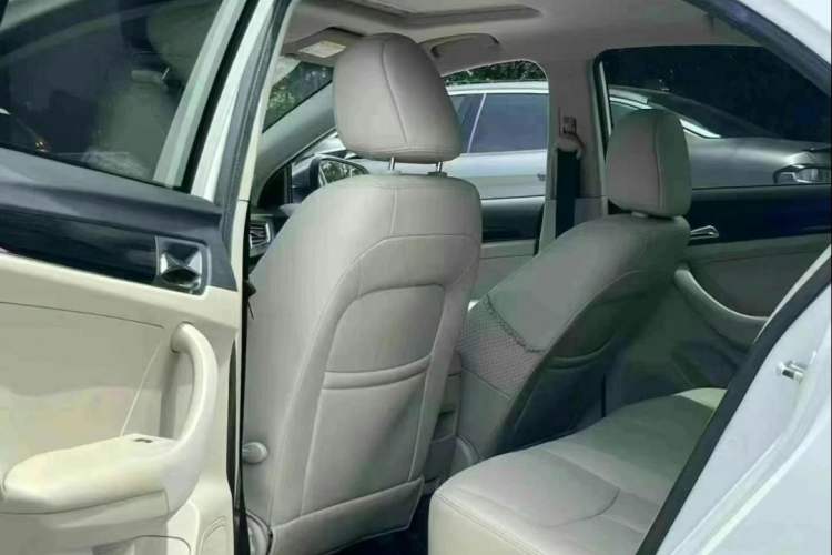 Used Roewe 360 2015 1.5L Automatic Luxury Edition Interior 4