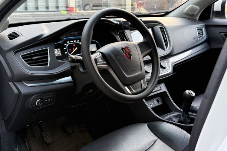 Used Roewe 360 2015 1.5L Manual Luxury Edition Interior 4