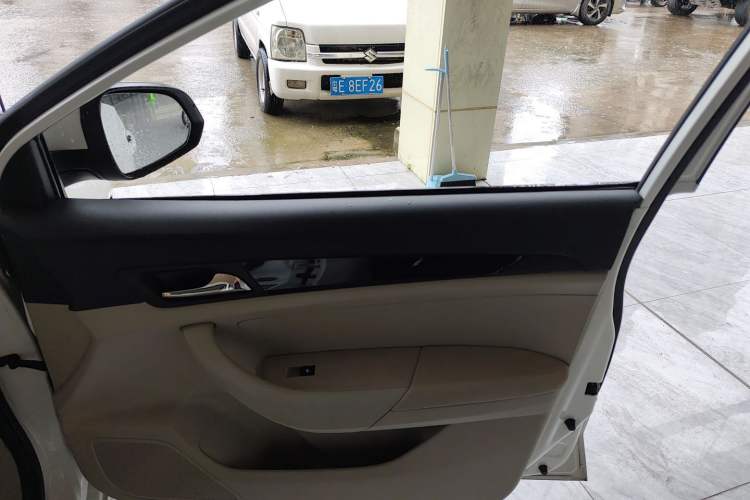 Used Roewe 360 2015 1.5L Automatic Luxury Edition Interior 5