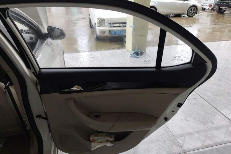 Used Roewe 360 2015 1.5L Automatic Luxury Edition Interior 6