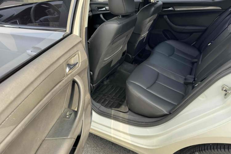 Used Roewe 360 2015 1.5L Automatic Luxury Edition Interior 7