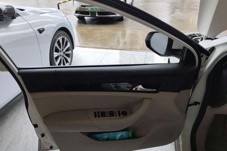 Used Roewe 360 2015 1.5L Automatic Luxury Edition Interior 7