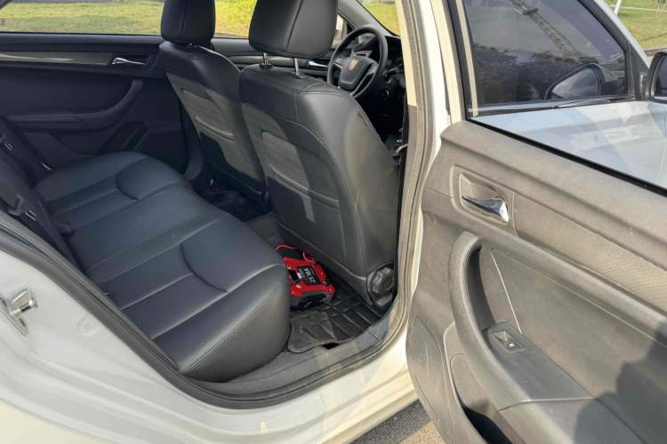 Used Roewe 360 2015 1.5L Automatic Luxury Edition Interior 8