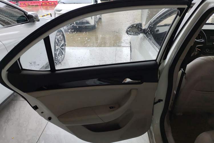 Used Roewe 360 2015 1.5L Automatic Luxury Edition Interior 8