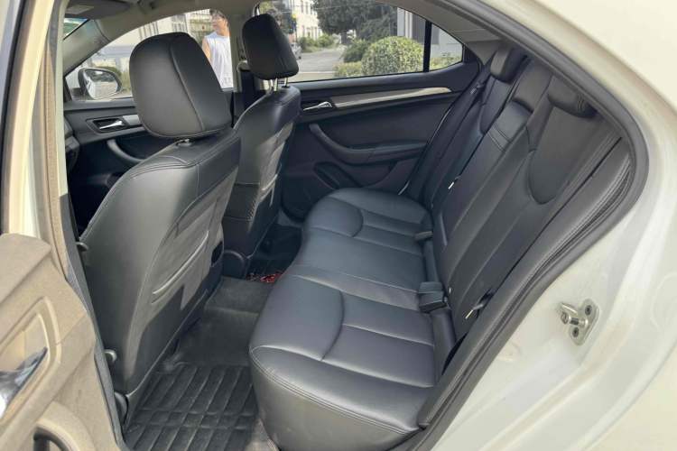 Used Roewe 360 2015 1.5L Automatic Luxury Edition Interior 9
