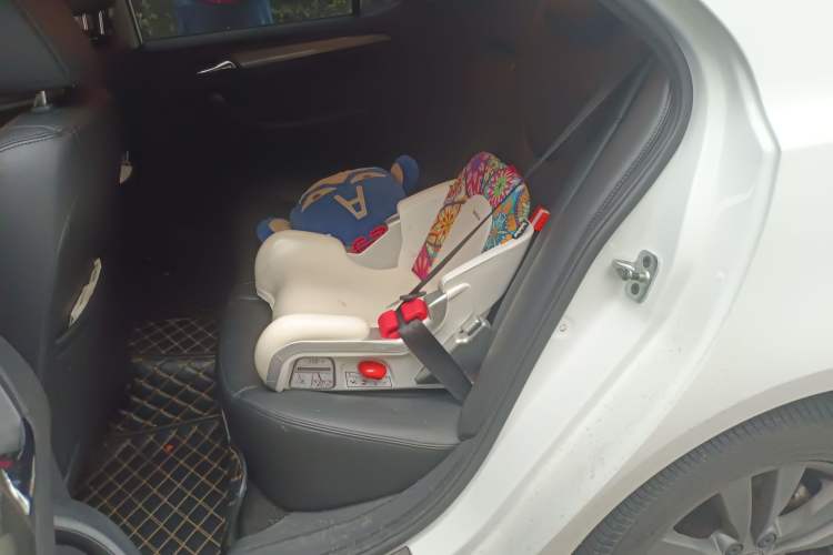Used Roewe 360 2015 20T TST Deluxe Edition Left Rear Seat