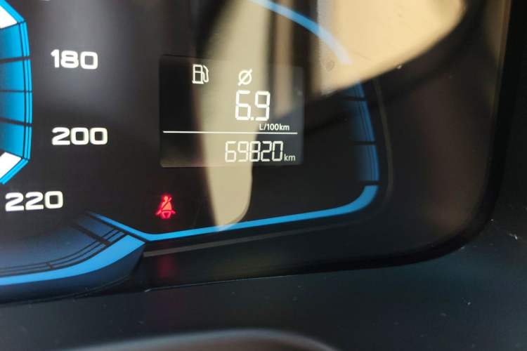 Used Roewe 360 2015 1.5L Manual Luxury Edition Odometer Close Up