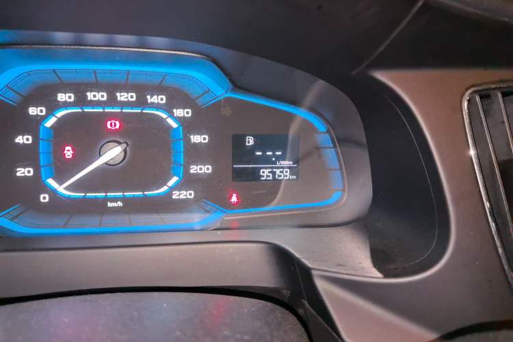 Used Roewe 360 2015 1.5L Manual Luxury Edition Odometer Close Up
