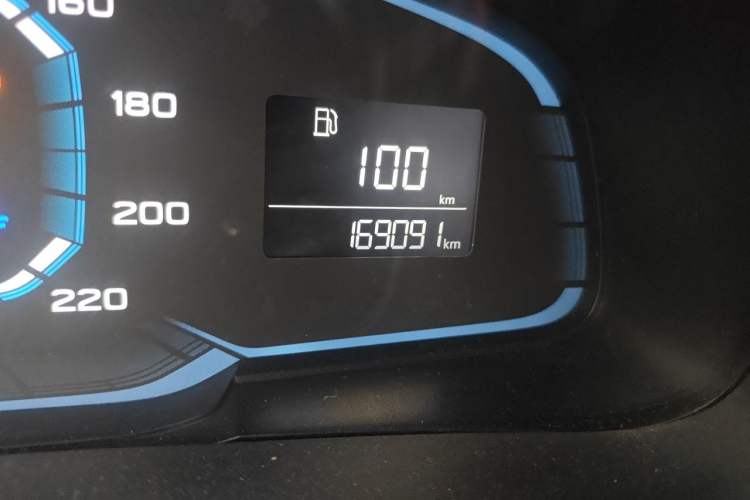 Used Roewe 360 2015 1.5L Manual Luxury Edition Odometer Close Up