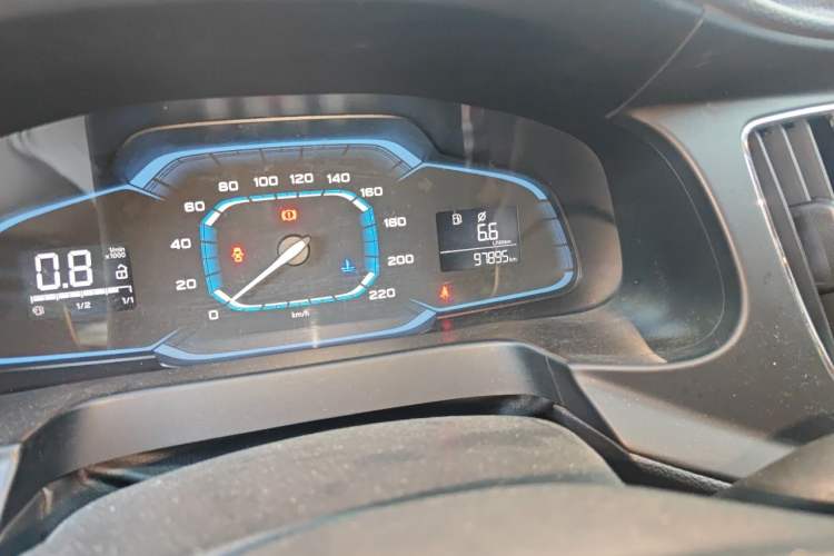 Used Roewe 360 2015 1.5L Manual Luxury Edition Odometer Close Up