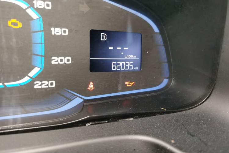 Used Roewe 360 2015 1.5L Manual Luxury Edition Odometer Close Up