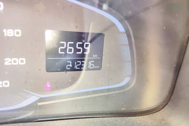 Used Roewe 360 2015 1.5L Manual Luxury Edition Odometer Close Up