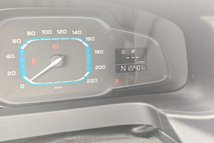 Used Roewe 360 2015 1.5L Automatic Luxury Edition Odometer Close Up