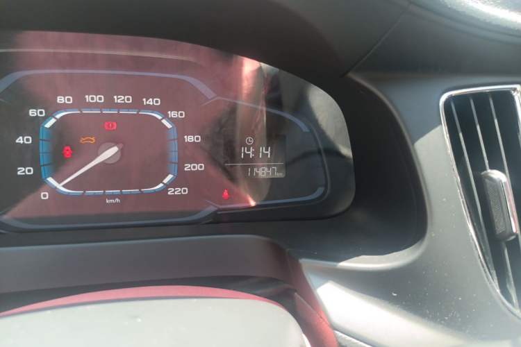 Used Roewe 360 2015 1.5L Manual Luxury Edition Odometer Close Up