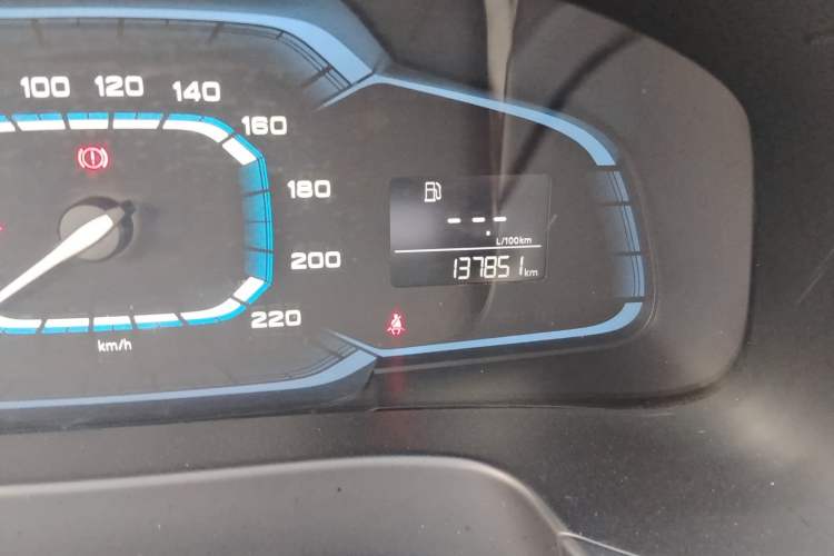 Used Roewe 360 2015 1.5L Manual Luxury Edition Odometer Close Up