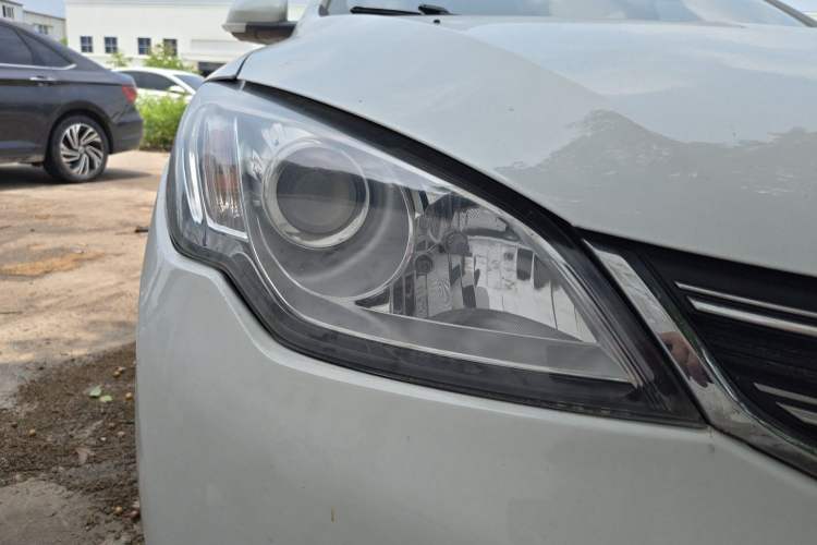 Used Roewe 360 2015 1.5L Automatic Luxury Edition Right Front Headlight