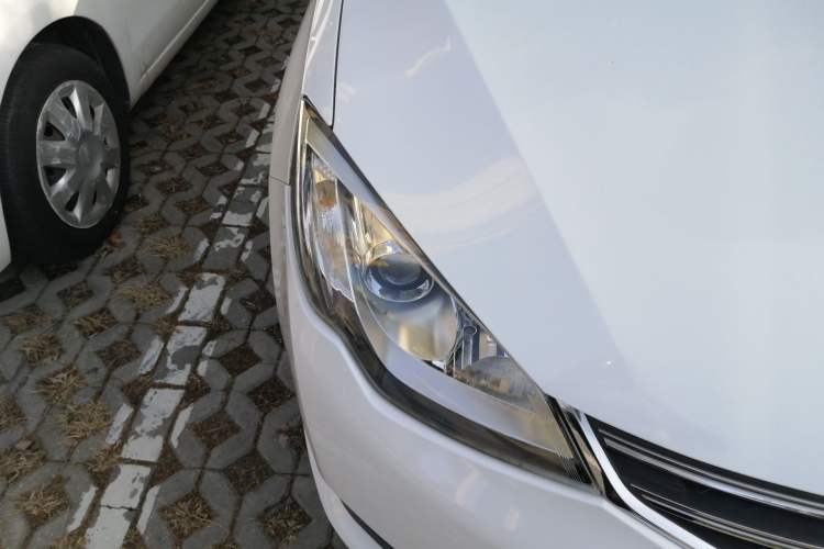 Used Roewe 360 2015 1.5L Automatic Luxury Edition Right Front Headlight