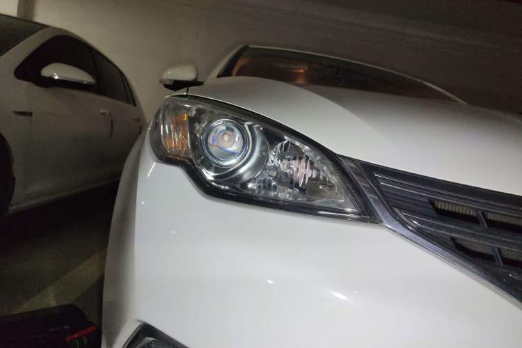 Used Roewe 360 2015 1.5L Automatic Luxury Edition Right Front Headlight
