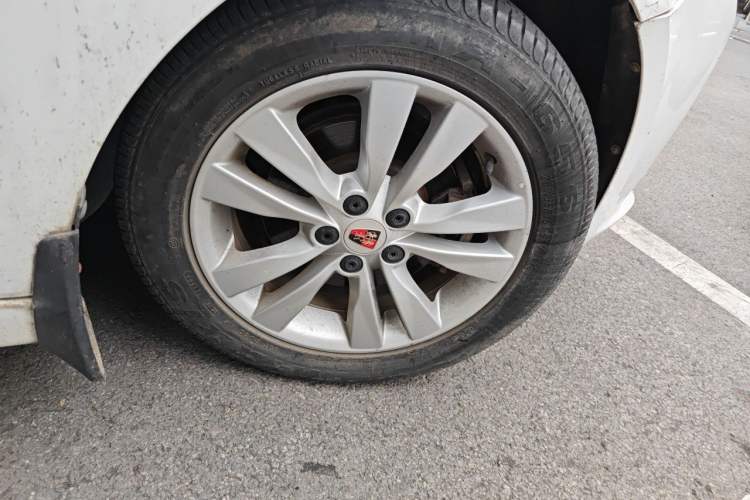 Used Roewe 360 2015 1.5L Automatic Luxury Edition Right Front Wheel Hub