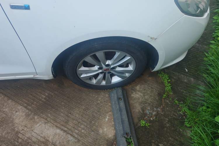 Used Roewe 360 2015 1.5L Automatic Luxury Edition Right Front Wheel Hub