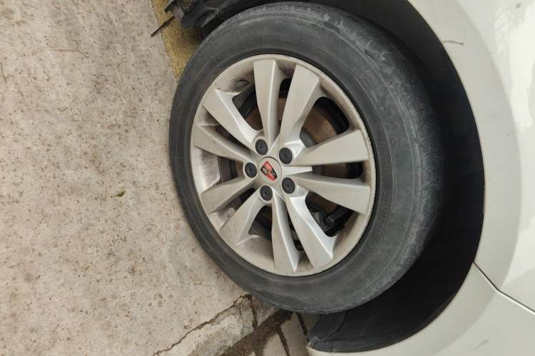 Used Roewe 360 2015 1.5L Automatic Luxury Edition Right Front Wheel Hub