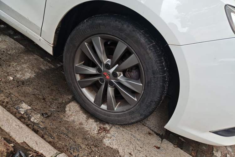 Used Roewe 360 2015 20T TST Deluxe Edition Right Front Wheel Hub