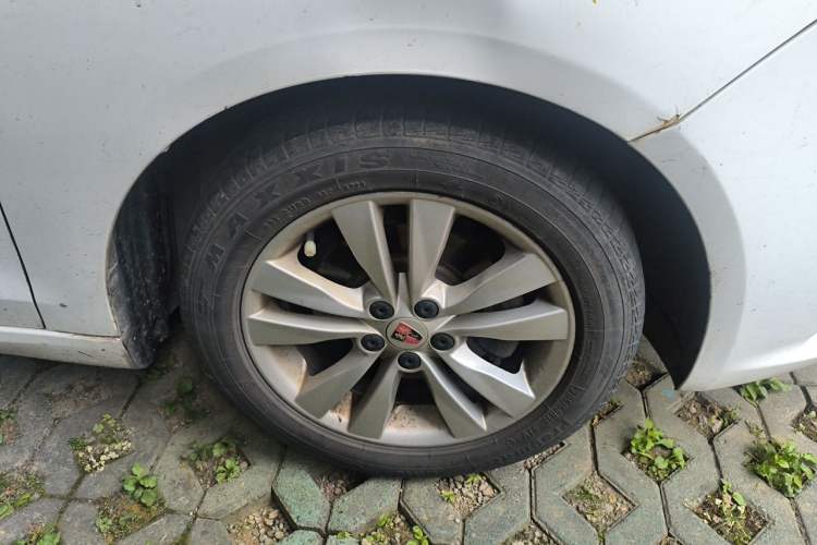 Used Roewe 360 2015 1.5L Automatic Luxury Edition Right Front Wheel Hub