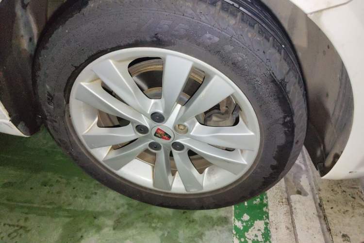 Used Roewe 360 2015 1.5L Automatic Luxury Edition Right Front Wheel Hub
