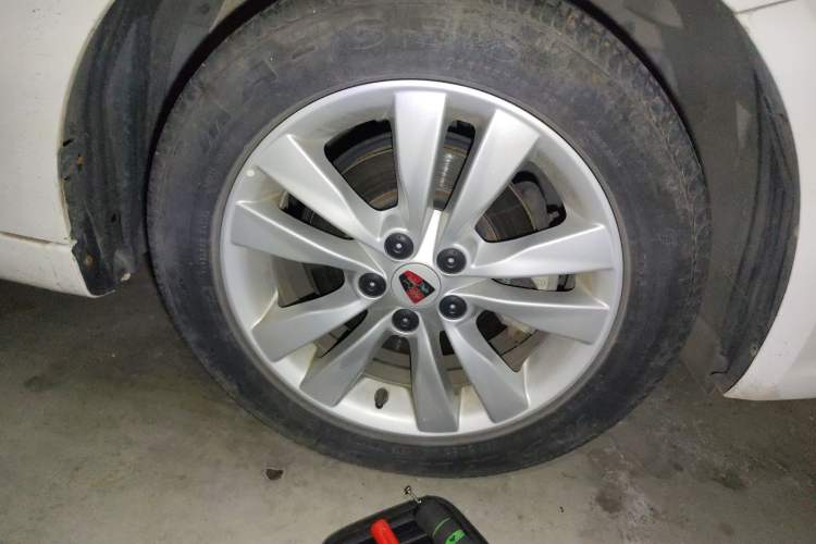 Used Roewe 360 2015 1.5L Automatic Luxury Edition Right Front Wheel Hub