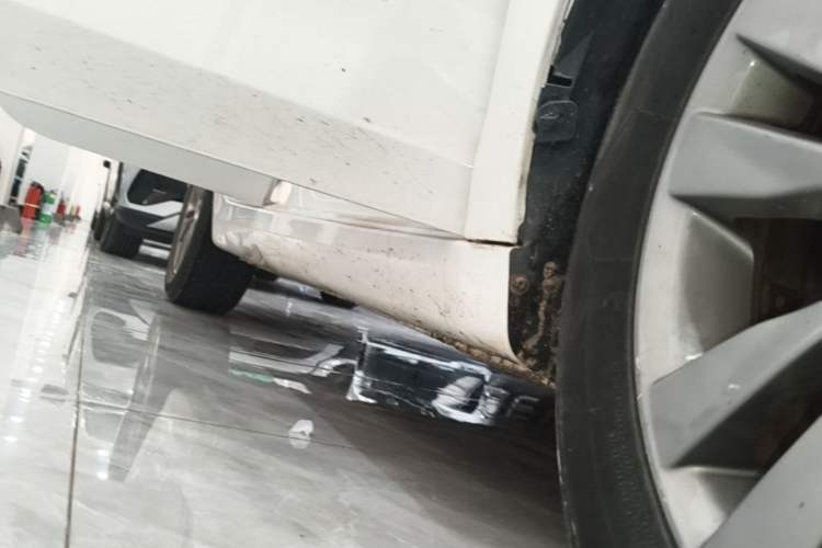 Used Roewe 360 2015 20T TST Deluxe Edition Right Side Sill