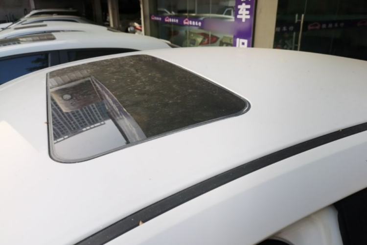 Used Roewe 360 2015 20T TST Deluxe Edition Roof