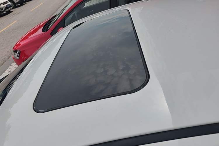 Used Roewe 360 2015 1.5L Automatic Luxury Edition Roof