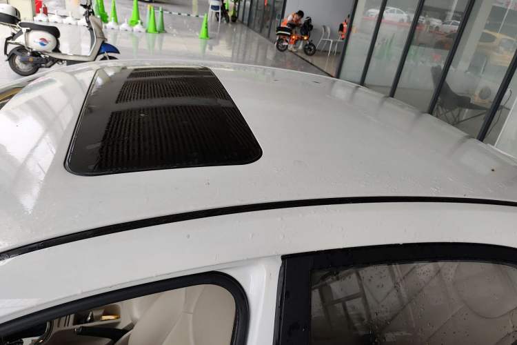 Used Roewe 360 2015 1.5L Automatic Luxury Edition Roof